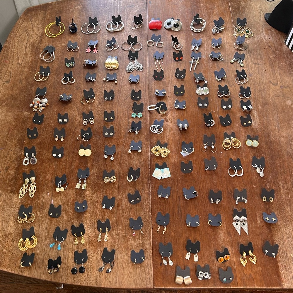 Lot of 113 pierced earrings.